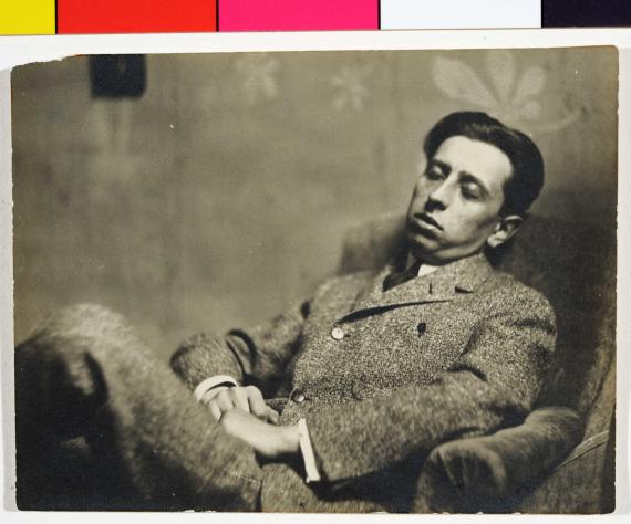 Man Ray, Desnos dans l'atelier de Breton (1922) Man Ray, Desnos dans l'atelier de Breton (1922)