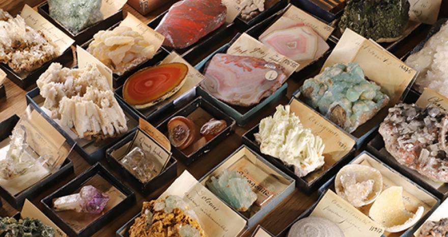 Echantillonnage de la collection du Marquis de Drée, incluant la collection du célèbre géologue Dolomieu, dans l'exposition "Minéraux : objets de collection". Crédit : Musée de Minéralogie Mines Paris - PSL / E. Gaillou